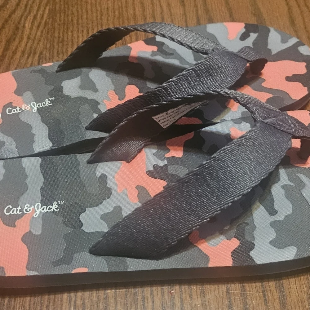 Cat & Jack Dark Orange and Gray Camo Flip Flop Sandals